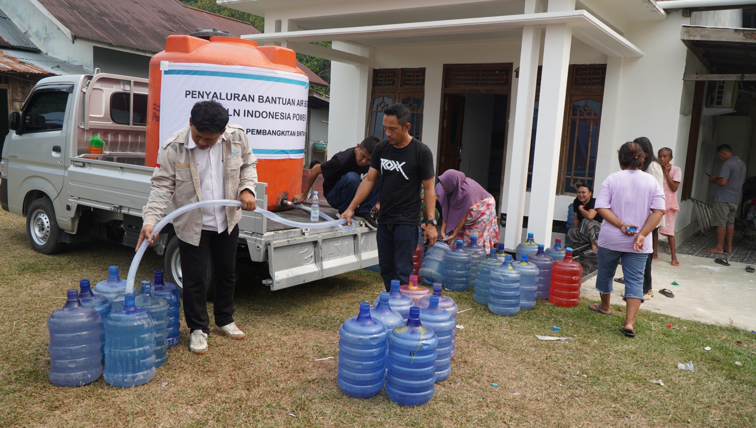 PLN Indonesia Power UBP Sintang Salurkan Bantuan Air Bersih untuk Warga Kedabang dan Anggah Jaya di Tengah Kemarau Berkepanjangan